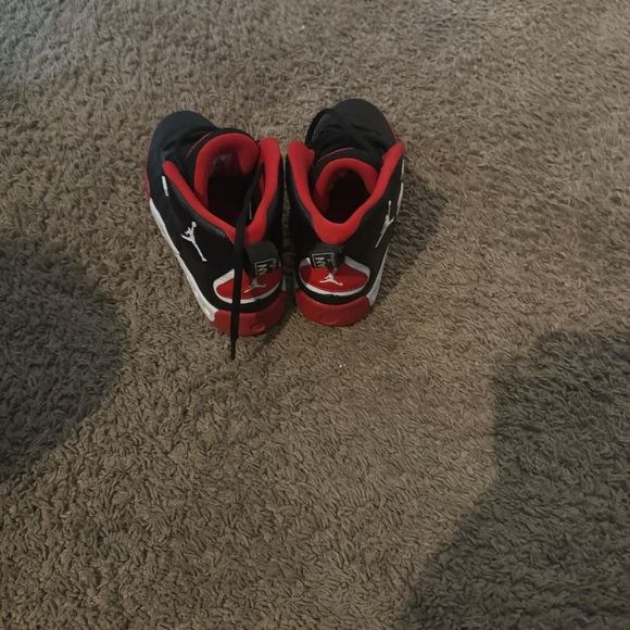 Kids Jordans just like new - Picture 3 of 3